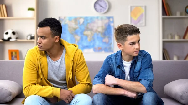 Ofendido Multirracial Adolescente Meninos Sentados Olhando Diferentes Direções Conflito — Fotografia de Stock