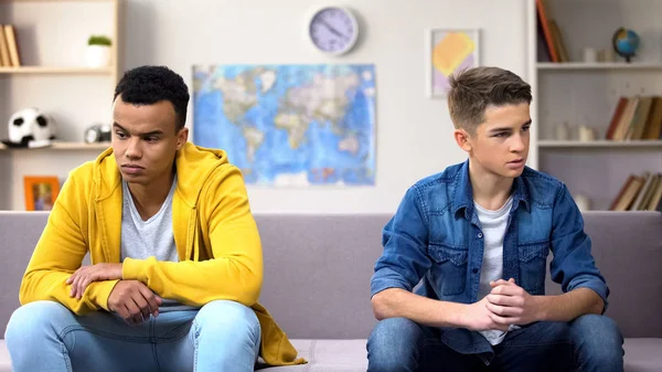 Rahatsız çok ırklı arkadaş kavga sonra konuşmak istemiyorum yanlış anlama