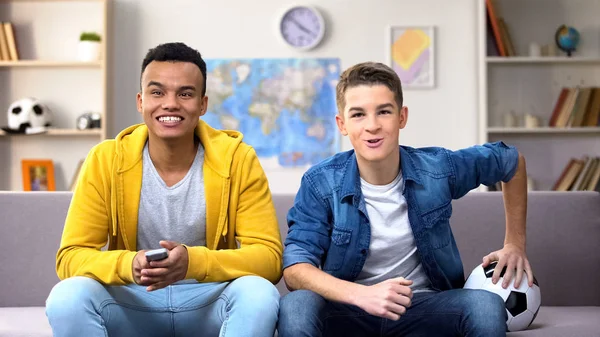 Multiethnische Teenager Freunde Emotional Fußballspiel Hause Anschauen Hobby — Stockfoto