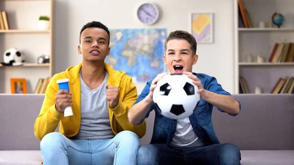 Futbolistas Adolescentes Con Balón Cuerno Animando Equipo Fútbol Casa —  Fotos de Stock