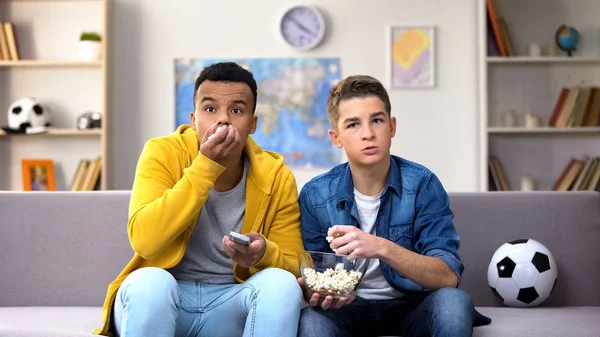 Maschio Teen Amici Guardando Partita Calcio Mangiare Popcorn Tempo Libero — Foto Stock