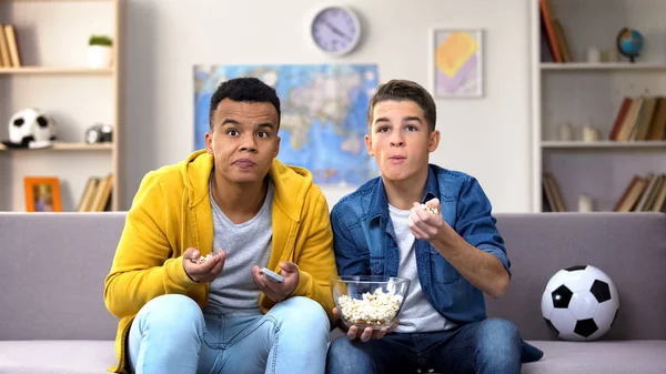 Multiracial Adolescente Amigos Con Palomitas Maíz Viendo Partido Fútbol Televisión —  Fotos de Stock