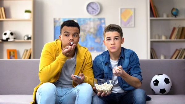 Emocjonalny Nastolatków Przyjaciele Jedzenie Pop Corn Doping Dla Ulubiony Football — Zdjęcie stockowe