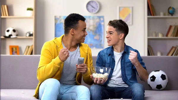 Duygusal arkadaş favori futbol takımı ile şampiyonluk kazanan mutlu