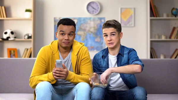 Meraklı genç arkadaşlar evde yasak yetişkin içerik izlerken, ergenlik dönemi