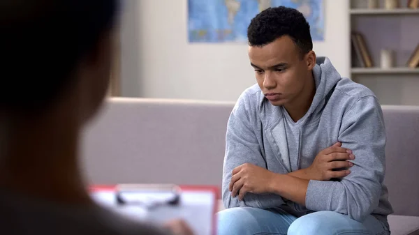 Deprimerad Afroamerikanska Tonåringen Att Prata Med Psykolog Rasism Skolan — Stockfoto