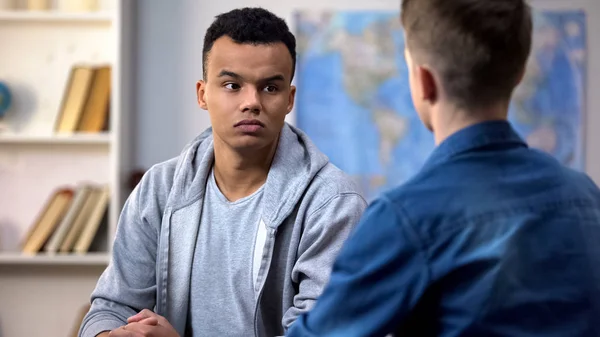 Caucasian Black Teenagers Quarreling Mutual Accusation Misunderstanding — Stock Photo, Image