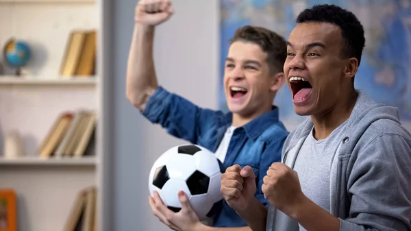 Емоційні Багаторасові Друзі Підлітки Вітають Національну Футбольну Команду Шанувальники — стокове фото