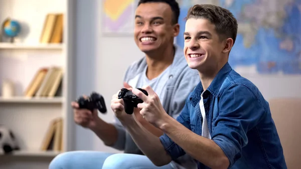 Afroamerikanische Und Kaukasische Jungen Freuen Sich Über Gewinn Von Videospielfreizeitaktivitäten — Stockfoto