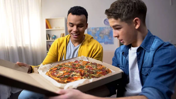 Due Amici Multirazziali Che Aprono Scatola Con Pizza Festa Degli — Foto Stock