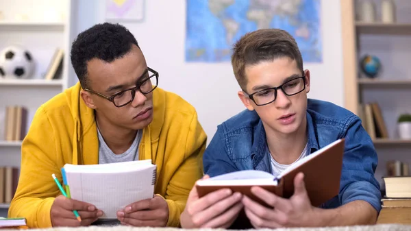 Twee Multiraciale Studenten Voorbereiden Van Collectieve Toewijzing Universiteitsonderwijs — Stockfoto