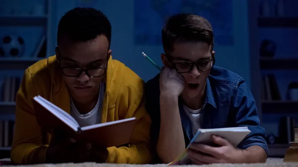 Estudantes Afro Americanos Caucasianos Tentando Resolver Tarefa Difícil Teste — Fotografia de Stock