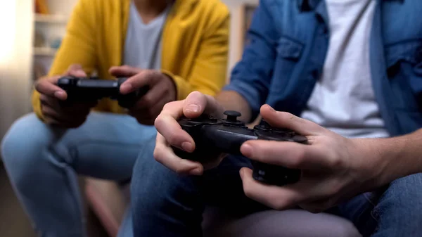 Zwei Multiethnische Teenager Die Hause Computerspiele Spielen Hände Aus Nächster — Stockfoto