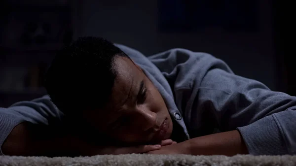 Unglücklicher Afroamerikanischer Teenager Liegt Auf Dem Boden Und Leidet Unter — Stockfoto