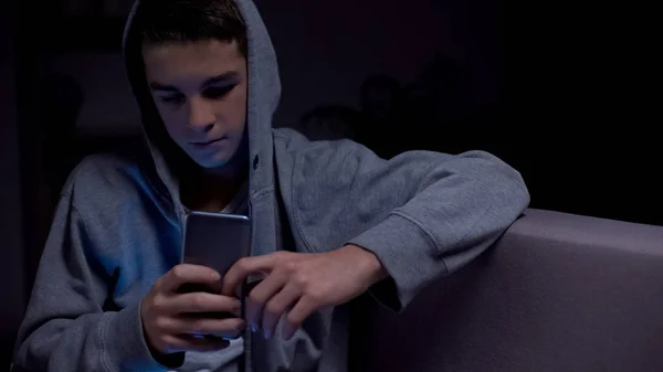 Adolescent Garçon Jouer Smartphone Tard Dans Nuit Lieu Dormir Manque — Photo