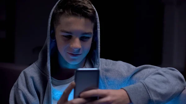 Мальчик Подросток Играющий Вирусную Игру Смартфоне Прокрастинацию Зависимость Гаджетов — стоковое фото