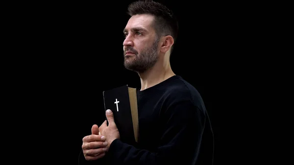 Hombre Sosteniendo Biblia Esperanza Religiosa Creencia Cristiana Apoyo Espiritual —  Fotos de Stock