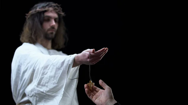 Αρσενικό Χέρι Λαμβάνοντας Ξύλινο Σταυρό Κολιέ Από Τον Ιησού Σωτηρία — Φωτογραφία Αρχείου