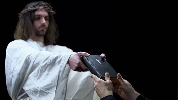 Mesías Dando Biblia Hombre Sobre Fondo Oscuro Sagradas Escrituras Ayuda —  Fotos de Stock