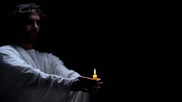 暗い背景 宗教的な礼拝 祝福に燃えるろうそくを持つ救世主 — ストック写真