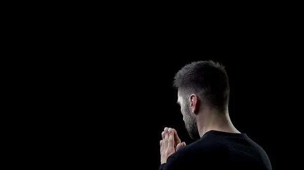黒い背景に祈る人 罪の赦し 霊的なインスピレーション — ストック写真