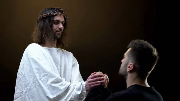 Figlio Dio Che Tiene Mano Pregare Uomo Sostegno Spirituale Assoluzione — Foto Stock