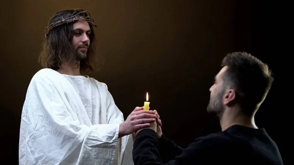 Männliche Gemeindemitglieder Und Jesusbeter Halten Brennende Kerze Zusammen Symbol Des — Stockfoto