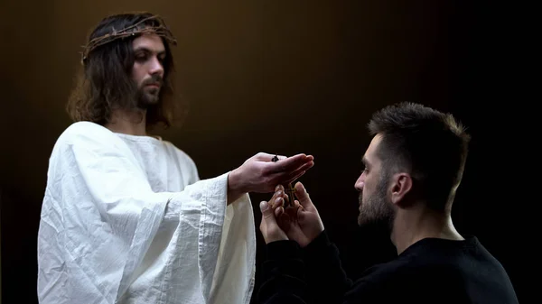 Mesjasz Dając Drewniany Krzyż Człowiekowi Inspiracje Religijne Symbol Nadziei Wiara — Zdjęcie stockowe