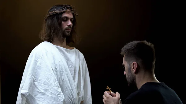 Feligrés Masculino Con Las Manos Cruzadas Frente Espíritu Dios Religiosa —  Fotos de Stock