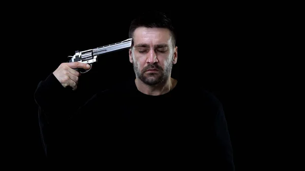 絶望的な男性引っ張り銃の引き金自殺 生命の危機 — ストック写真