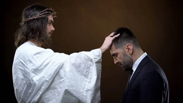 Salvador Colocando Mão Cabeça Masculina Guia Espiritual Amor Religioso Ajudando — Fotografia de Stock