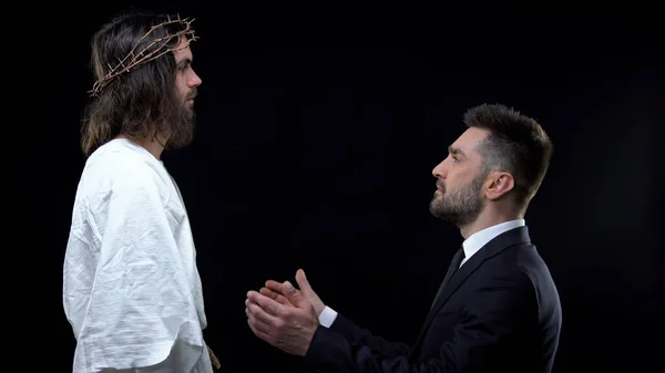 Męski Biznesmen Klęczący Przed Jezusem Chwalący Boga Prosząc Przebaczenie — Zdjęcie stockowe