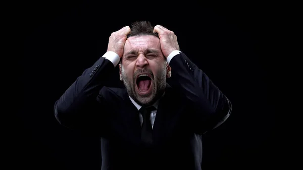 Uomo Affari Preoccupato Gridando Sfondo Scuro Esaurimento Mentale Pressione — Foto Stock