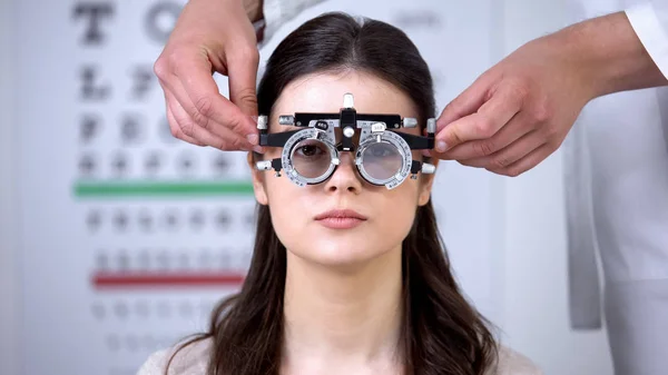 Oculist Sätta Optisk Rättegång Ram Girl Sight Korrigering Dioptri Mätning — Stockfoto