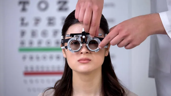 Doktor Optik Deneme Çerçevesi Hasta Için Lensler Seçimi Bayan Baş — Stok fotoğraf