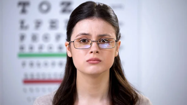Jovem Fêmea Perturbada Óculos Quebrados Olhando Para Câmera Sofrendo Bullying — Fotografia de Stock