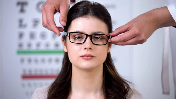 Opticien Zet Vrouwelijke Patiënt Nieuwe Brillen Geschikte Lenzen Winkel — Stockfoto