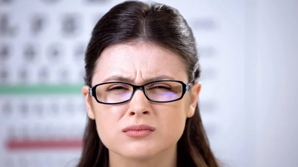 Női Beteg Nem Megfelelő Szemüveg Szorító Szemmel Szenvedést Homályos Látás — Stock Fotó