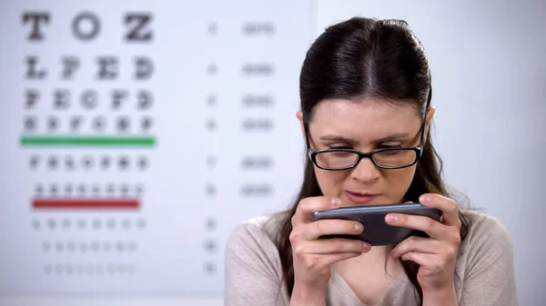 Lady Gamer Gafas Jugando Teléfono Inteligente Riesgo Perder Vista Adicción —  Fotos de Stock