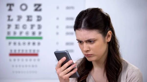 Paziente Donna Che Prende Appuntamento Smartphone Tecnologie Moderne Piccolo Font — Foto Stock