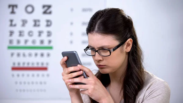 Žena Brýlích Pro Smartphone Moderní Technologie Malé Písmo — Stock fotografie