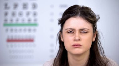 Kameraya bakan uykulu aşırı çalışan kadın, görme, tükenmişlik üzerinde zararlı etkisi