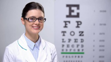 Kamera, sağlık bakarak gözlük neşeli kadın optometrist