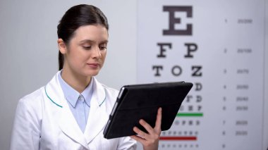 Bayan optometrist tablet sonuçları kontrol ve kamera, teknolojileri gülümseyerek