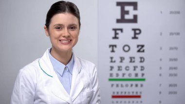 Bayan oftalmolog görme göz grafisi test sonuçları memnun, iyi görme