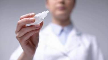 Göz doktoru oküler fundus muayenesi için damla tutarak, görme kontrolü