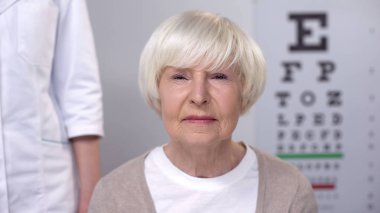 Yaşlı bayan dost optometrist ziyaret, görme kontrol, katarakt riski