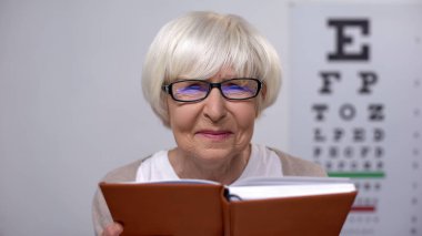 Gözlük okuma kitap emekli kadın, kötü görme, sorun ile mutsuz