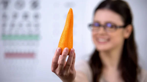 Smiling Lady Spectacles Proposing Fresh Carrot Organic Nutrition Vision — Stock Photo, Image