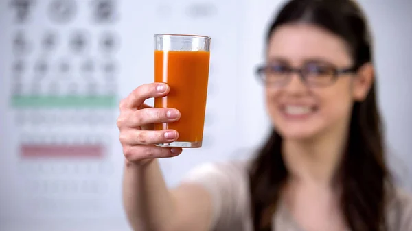 Γυναίκα Γυαλιά Που Δείχνουν Γυαλί Χυμό Καρότου Βήτα Καροτένιο Βιταμίνες — Φωτογραφία Αρχείου